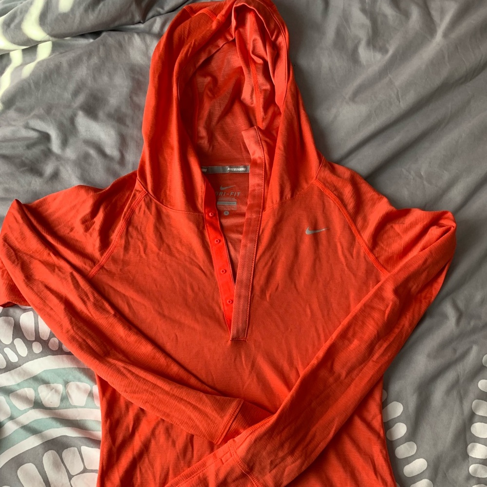 Nike women’s running mid layer top